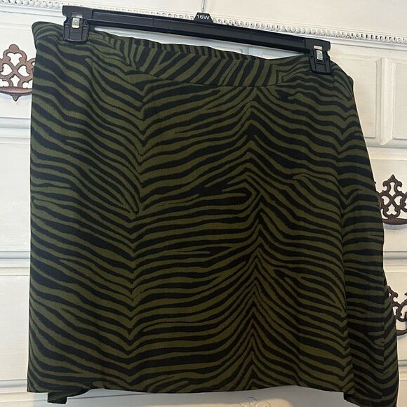 Tiger Print Mini Skirt‎ - Picture 10 of 12